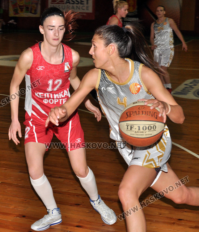 Хасково разгроми Септември в зала „Дружба“