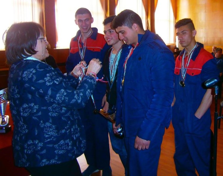 инж. Жайгарова връчва медалите на първенците