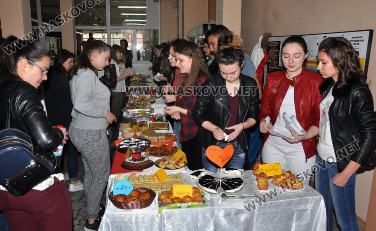 Благотворителен базар с френски и испански вкусотии в Езиковата, засадиха и бреза