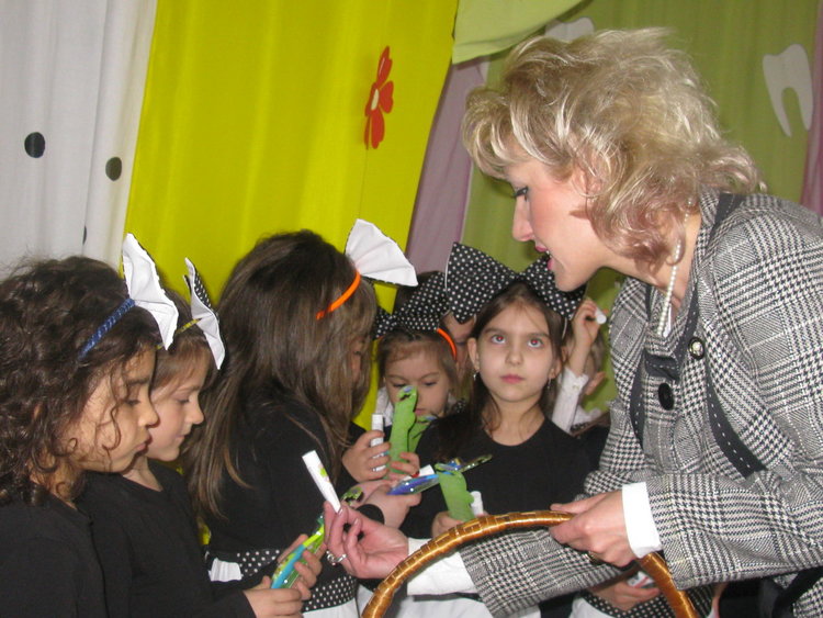 С детски празник „Зъбки бели като гъбки” в Детска градина „Слънце”  отбелязаха Световния ден на оралното здраве 