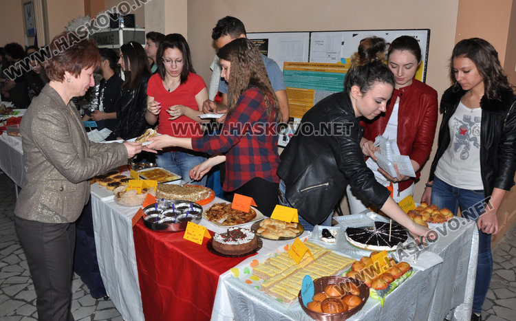 Благотворителен базар с френски и испански вкусотии в Езиковата, засадиха и бреза