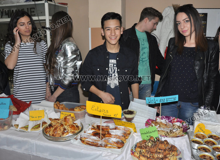 Благотворителен базар с френски и испански вкусотии в Езиковата, засадиха и бреза