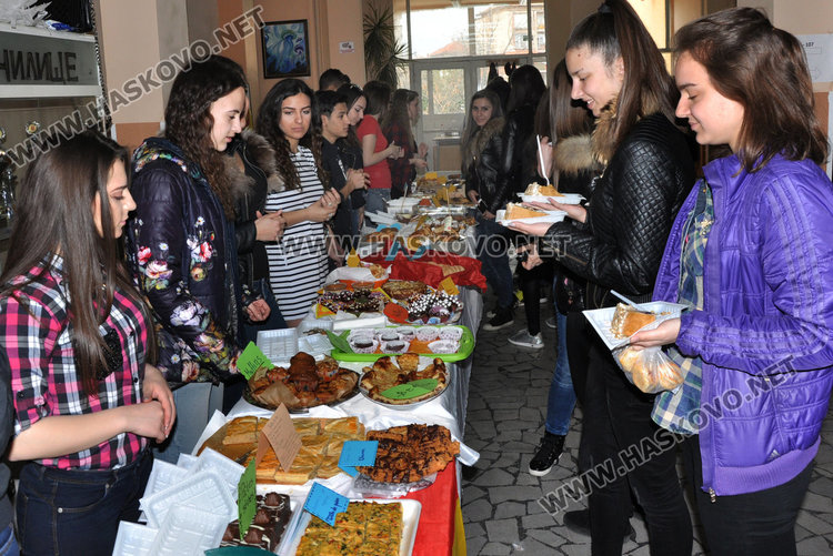 Благотворителен базар с френски и испански вкусотии в Езиковата, засадиха и бреза