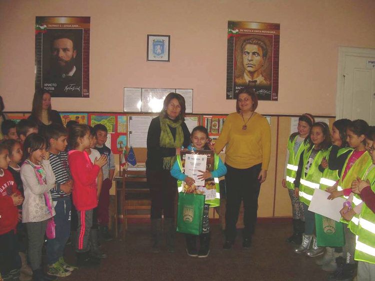 Ерика от "Христо Ботев" спечели първо място с рисунка за Детското полицейско управление