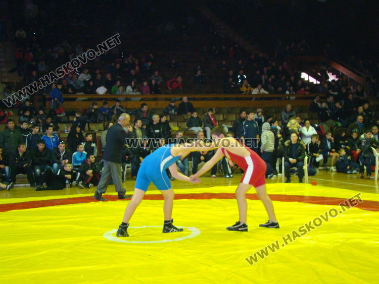 Шест медала спечелиха най-малките борци от димитровградската школа