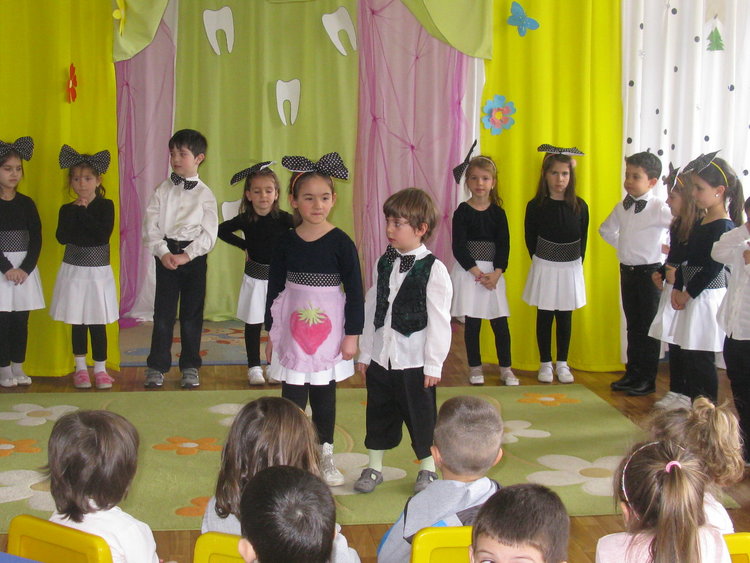 С детски празник „Зъбки бели като гъбки” в Детска градина „Слънце”  отбелязаха Световния ден на оралното здраве 