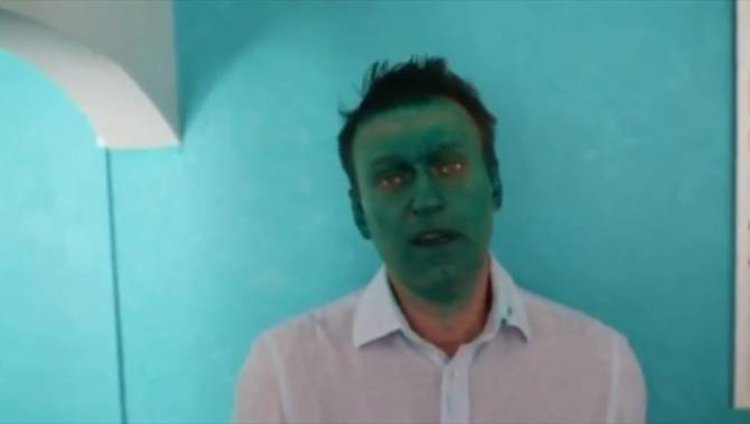  Напръскаха руския опозиционер Алексей Навални със зелена течност (видео)