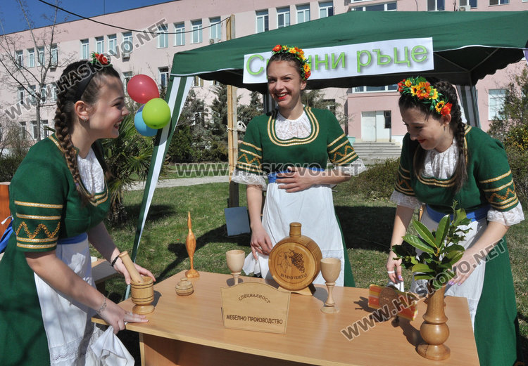 Баш майстори показват умения на патронния празник на Строителната гимназия