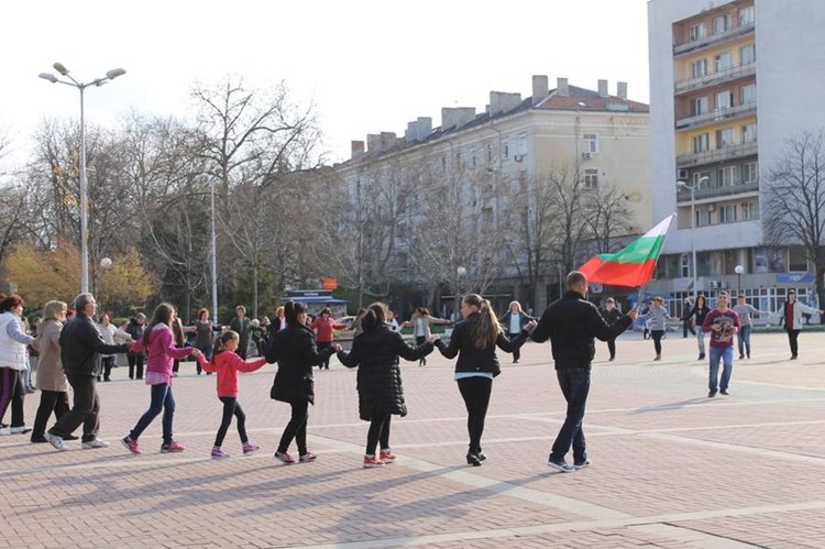 Играят "Хора за хората" в Димитровград 3 недели през април