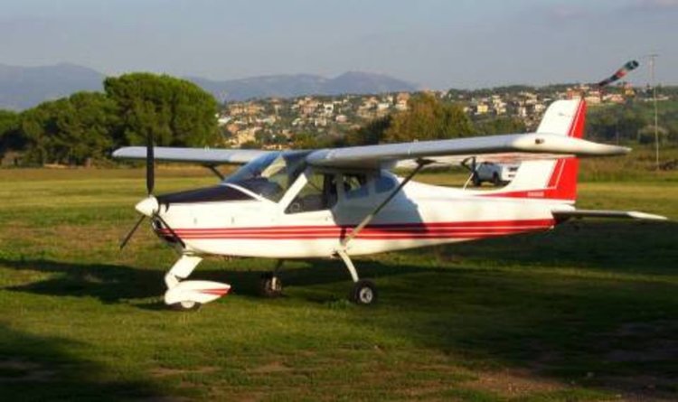 Самолет се разби на магистрала