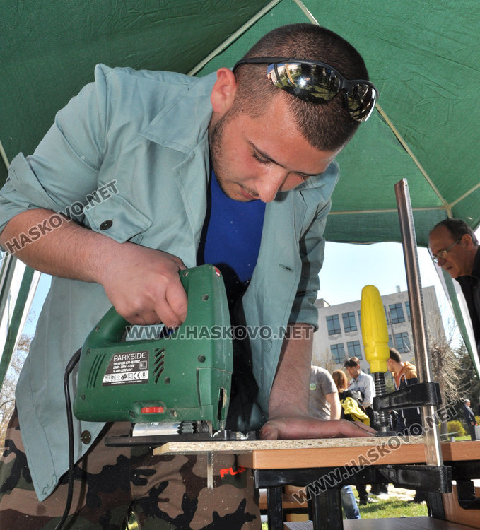 Баш майстори показват умения на патронния празник на Строителната гимназия