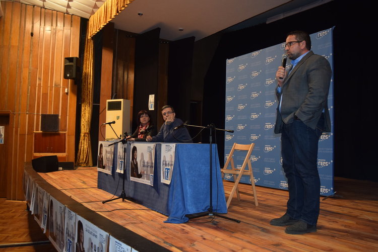     Политолози в Кърджали:Доган иска да направи Нинова министър-председател