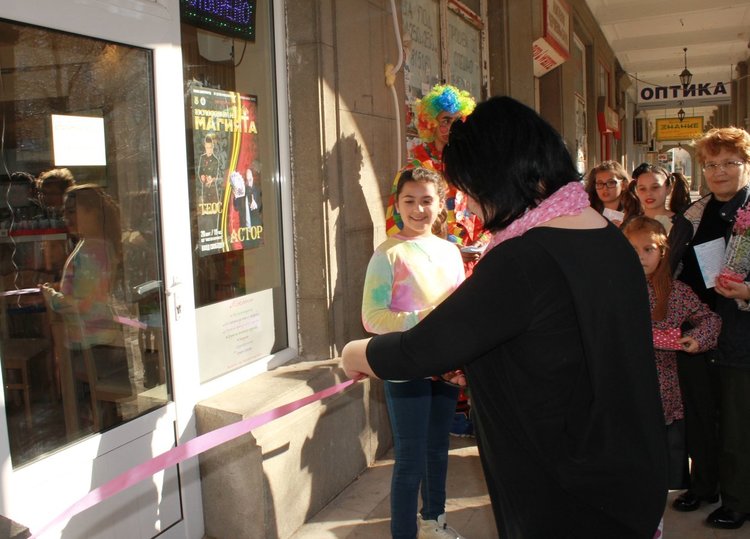 Както повелява традицията детският кът бе открит с прерязване на лента