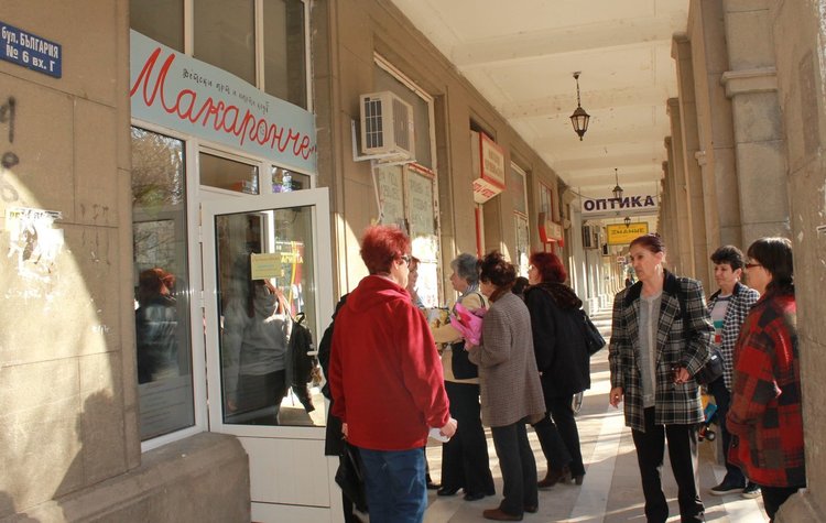 Клубът се намира на бул."България" №6, работи всеки ден без прекъсване от 8:00 до 20:00 часа