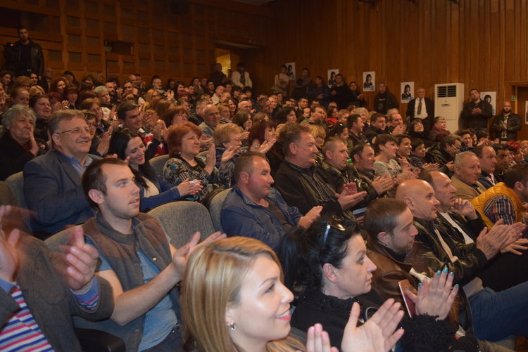     Политолози в Кърджали:Доган иска да направи Нинова министър-председател
