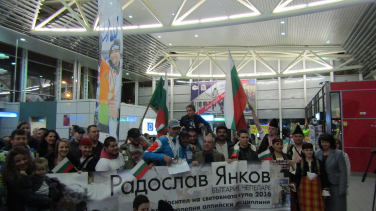 С каба гайди горди чепеларци посрещнаха Радо Янков на летището в София