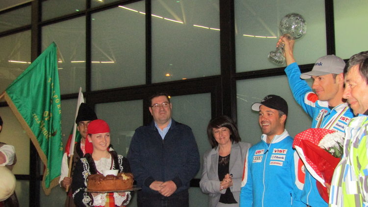 С каба гайди горди чепеларци посрещнаха Радо Янков на летището в София