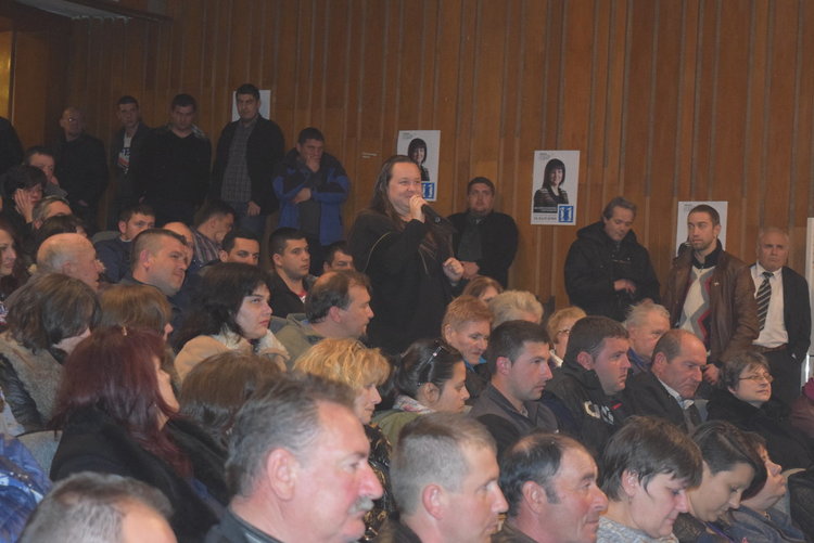     Политолози в Кърджали:Доган иска да направи Нинова министър-председател