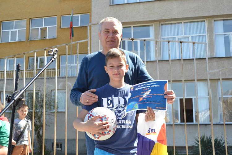 "Космически мечти" в хартиените ракети на малките славейковци