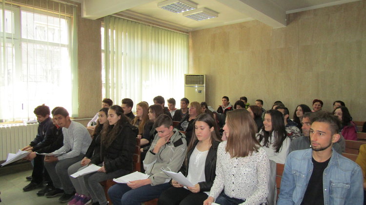 Ученици влязоха в ролите на съдии, адвокати, подсъдим и съдебни заседатели