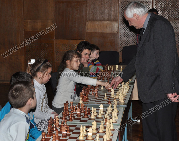 Гросмайсторски  ходове срещу 22 деца от Хасково