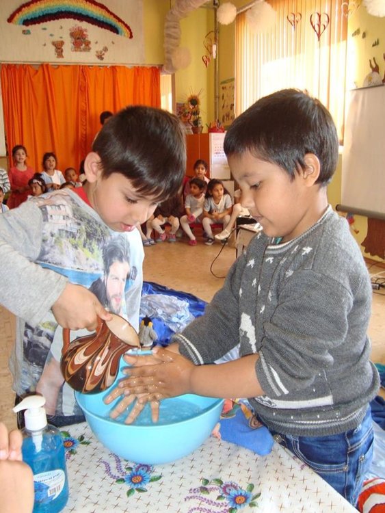 Малчугани изучаваха чрез опити свойствата на водата