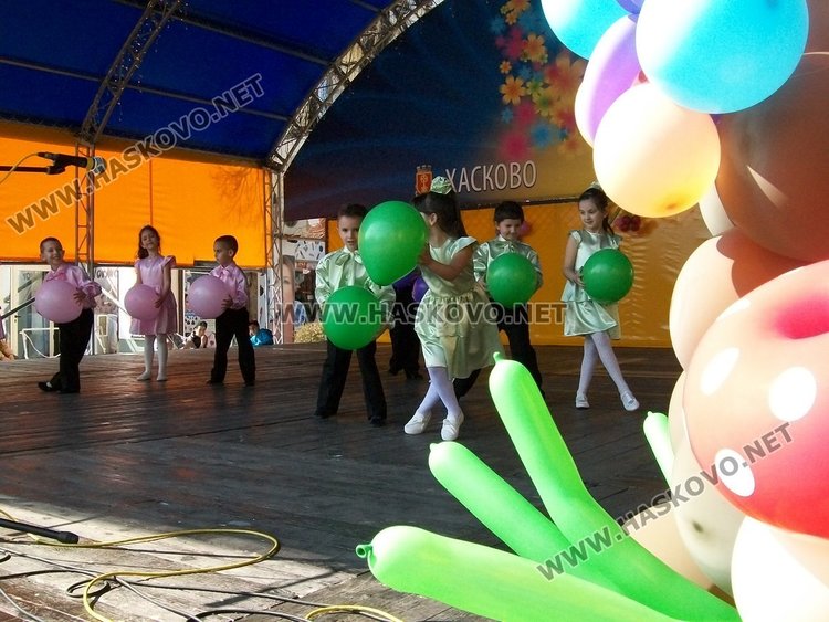 Децата на Хасково украсиха и огласиха центъра на града в пролетен концерт