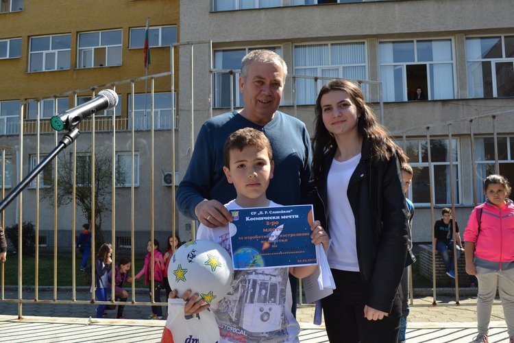 "Космически мечти" в хартиените ракети на малките славейковци