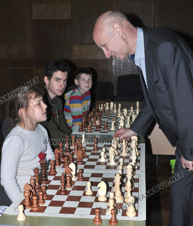 Гросмайсторски  ходове срещу 22 деца от Хасково