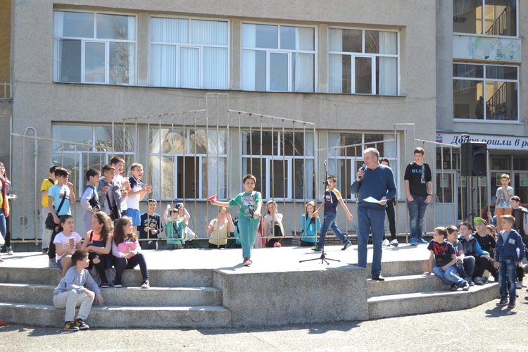 "Космически мечти" в хартиените ракети на малките славейковци