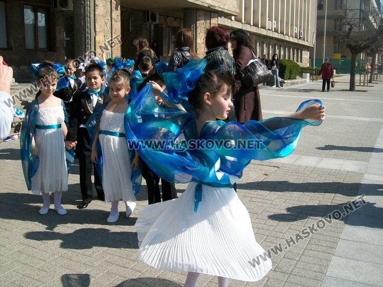 Децата на Хасково украсиха и огласиха центъра на града в пролетен концерт
