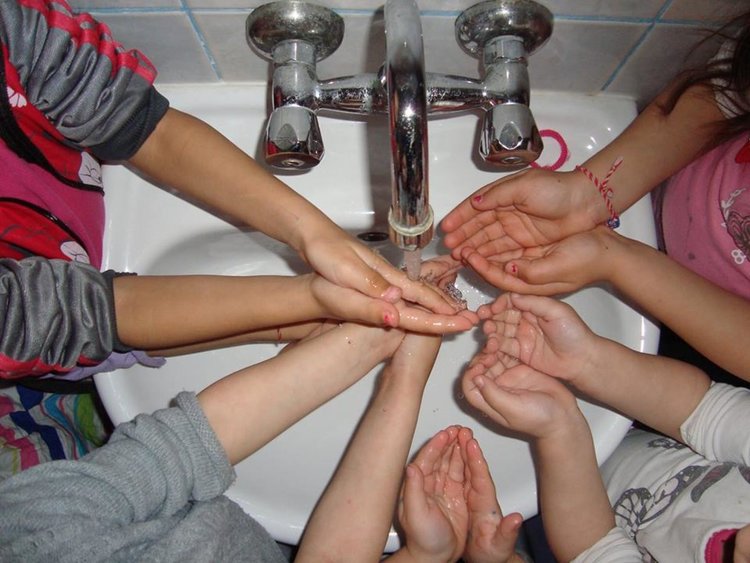 Малчугани изучаваха чрез опити свойствата на водата