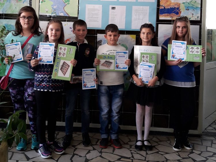 15 поощрителни награди в училищния конкурс за деня на водата раздадоха в ОУ "Ал.Константинов"