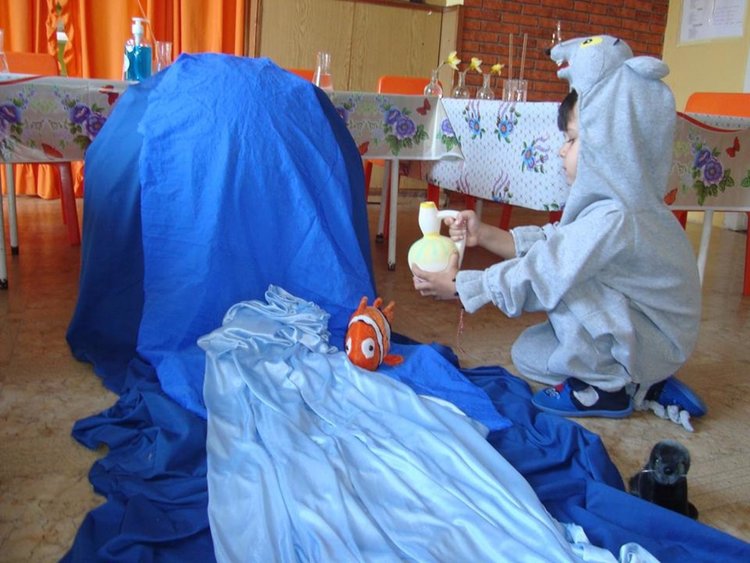 Малчугани изучаваха чрез опити свойствата на водата