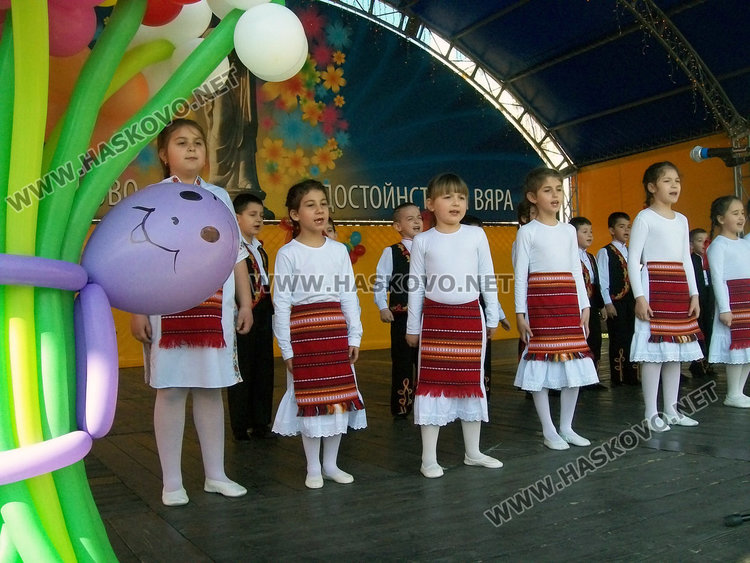 Децата на Хасково украсиха и огласиха центъра на града в пролетен концерт