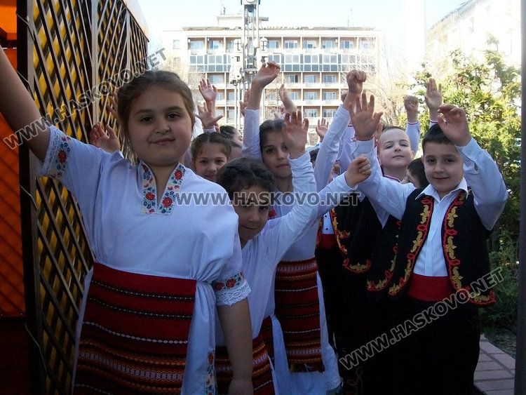 Децата на Хасково украсиха и огласиха центъра на града в пролетен концерт