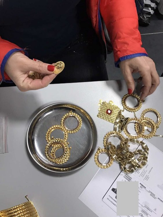 Вадят скатана златна корона от румънски автомобил