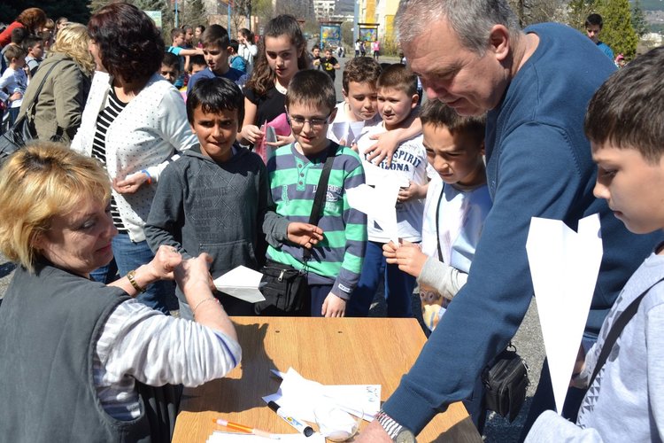 "Космически мечти" в хартиените ракети на малките славейковци