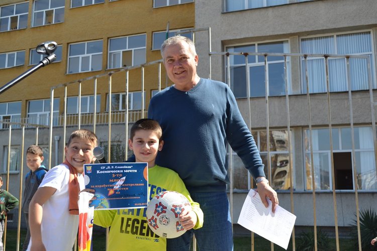 "Космически мечти" в хартиените ракети на малките славейковци