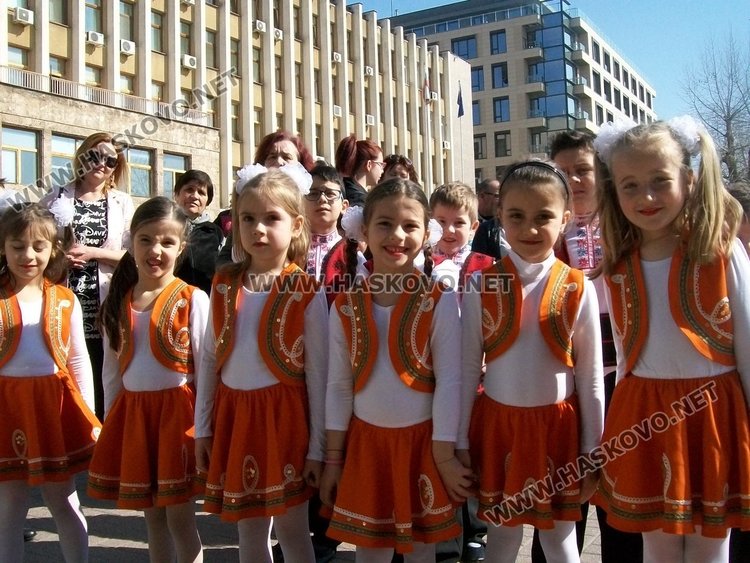 Децата на Хасково украсиха и огласиха центъра на града в пролетен концерт