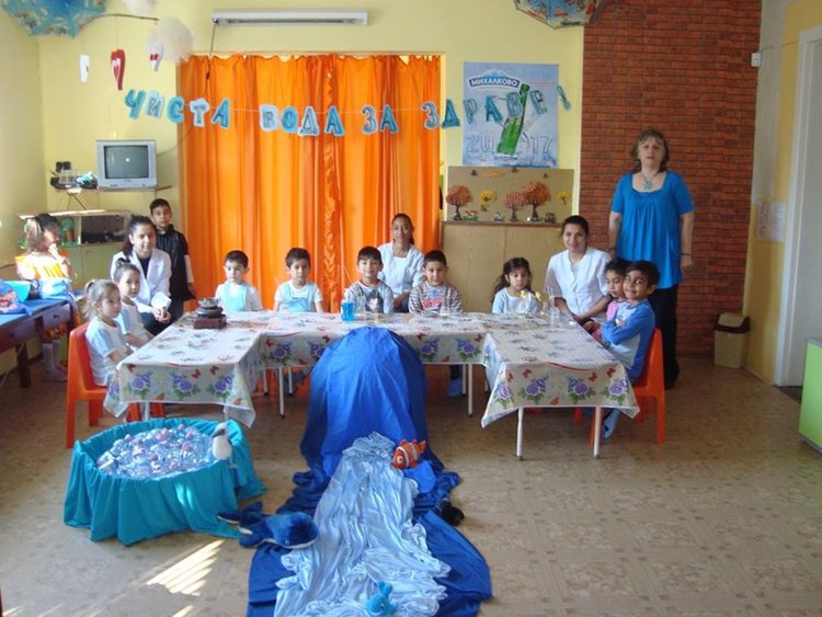 Малчугани изучаваха чрез опити свойствата на водата