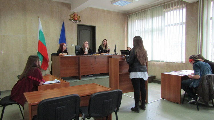 Ученици влязоха в ролите на съдии, адвокати, подсъдим и съдебни заседатели