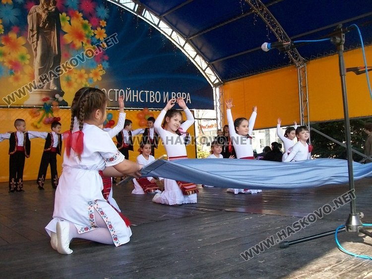 Децата на Хасково украсиха и огласиха центъра на града в пролетен концерт
