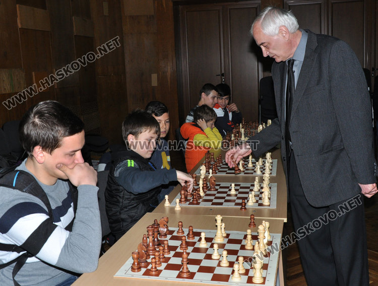 Гросмайсторски  ходове срещу 22 деца от Хасково