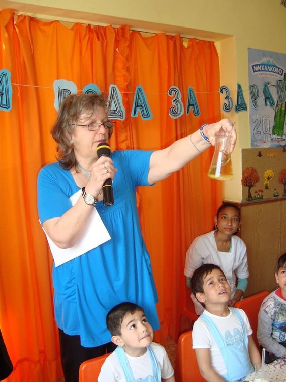 Малчугани изучаваха чрез опити свойствата на водата