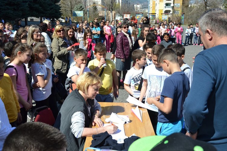 "Космически мечти" в хартиените ракети на малките славейковци