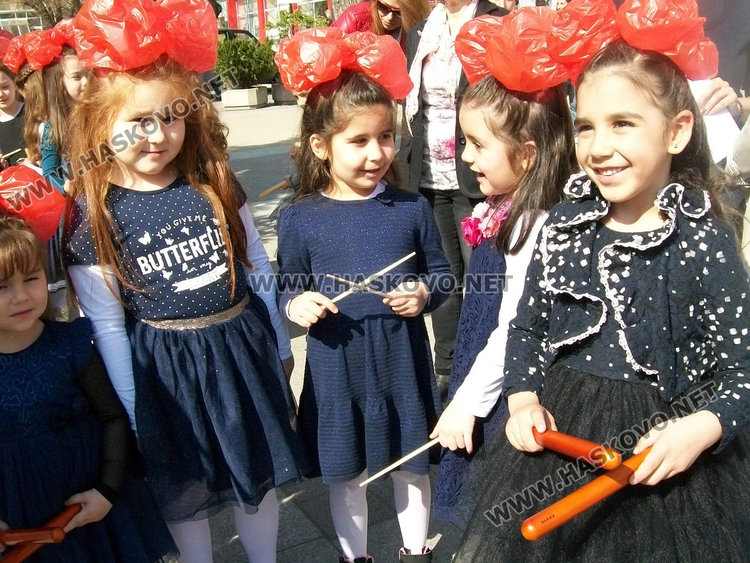 Децата на Хасково украсиха и огласиха центъра на града в пролетен концерт