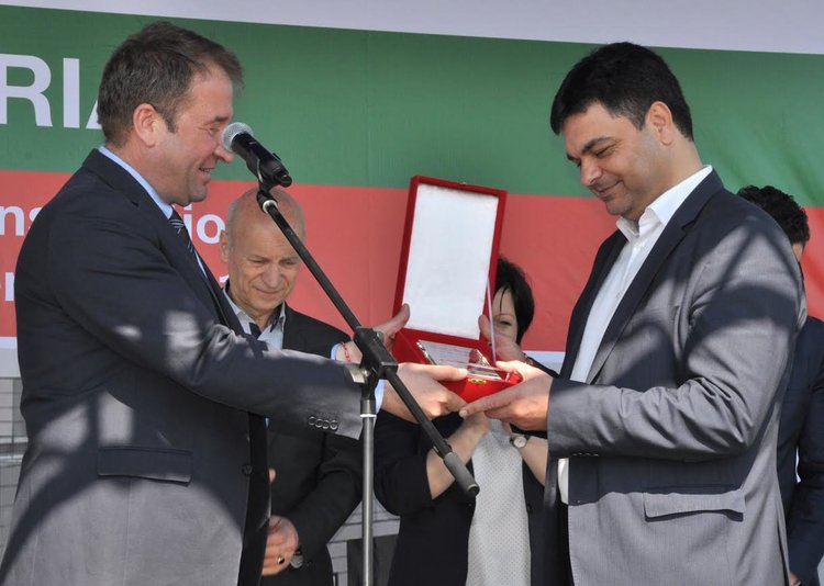  От собствениците на Са-Ба"  в знак на благодарност Иво Димов получи плакет за ползотворното сътрудничество 