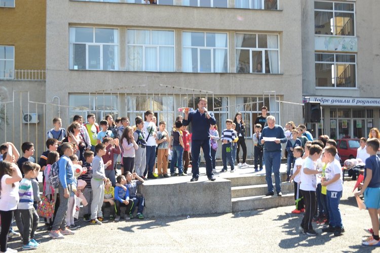 "Космически мечти" в хартиените ракети на малките славейковци