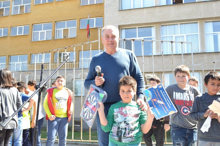 "Космически мечти" в хартиените ракети на малките славейковци